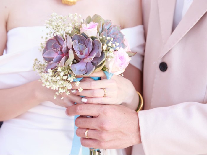 A charming and understated bouquet featuring succulents and pale blooms for a simple yet elegant touch. Source_ Succulents and Cactus Vietnam Facebook Group