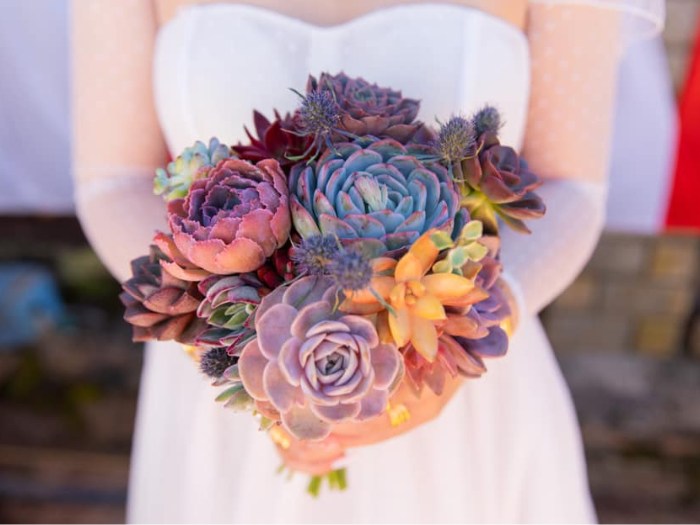 A nature-inspired wedding bouquet combining succulents and delicate flowers. Source_ Succulents and Cactus Vietnam Facebook Group