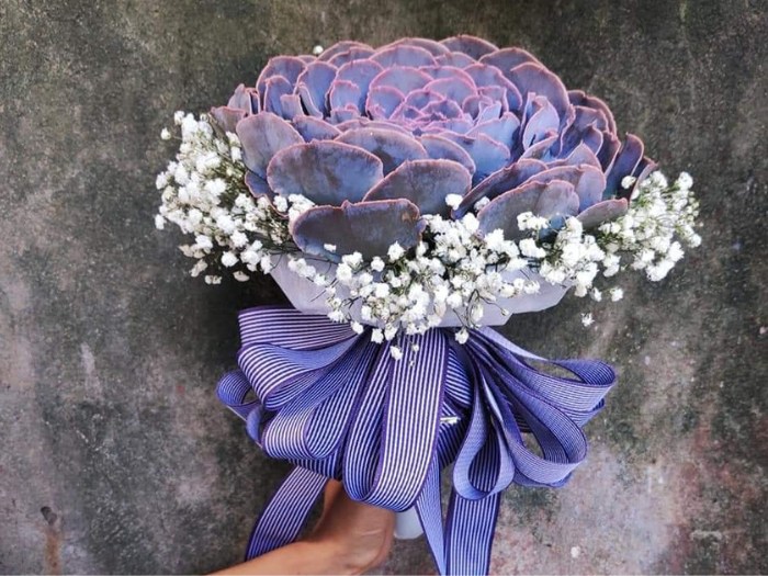 A simple handheld wedding bouquet with a large succulent and minimal decor. Source_ Succulents and Cactus Vietnam Facebook Group